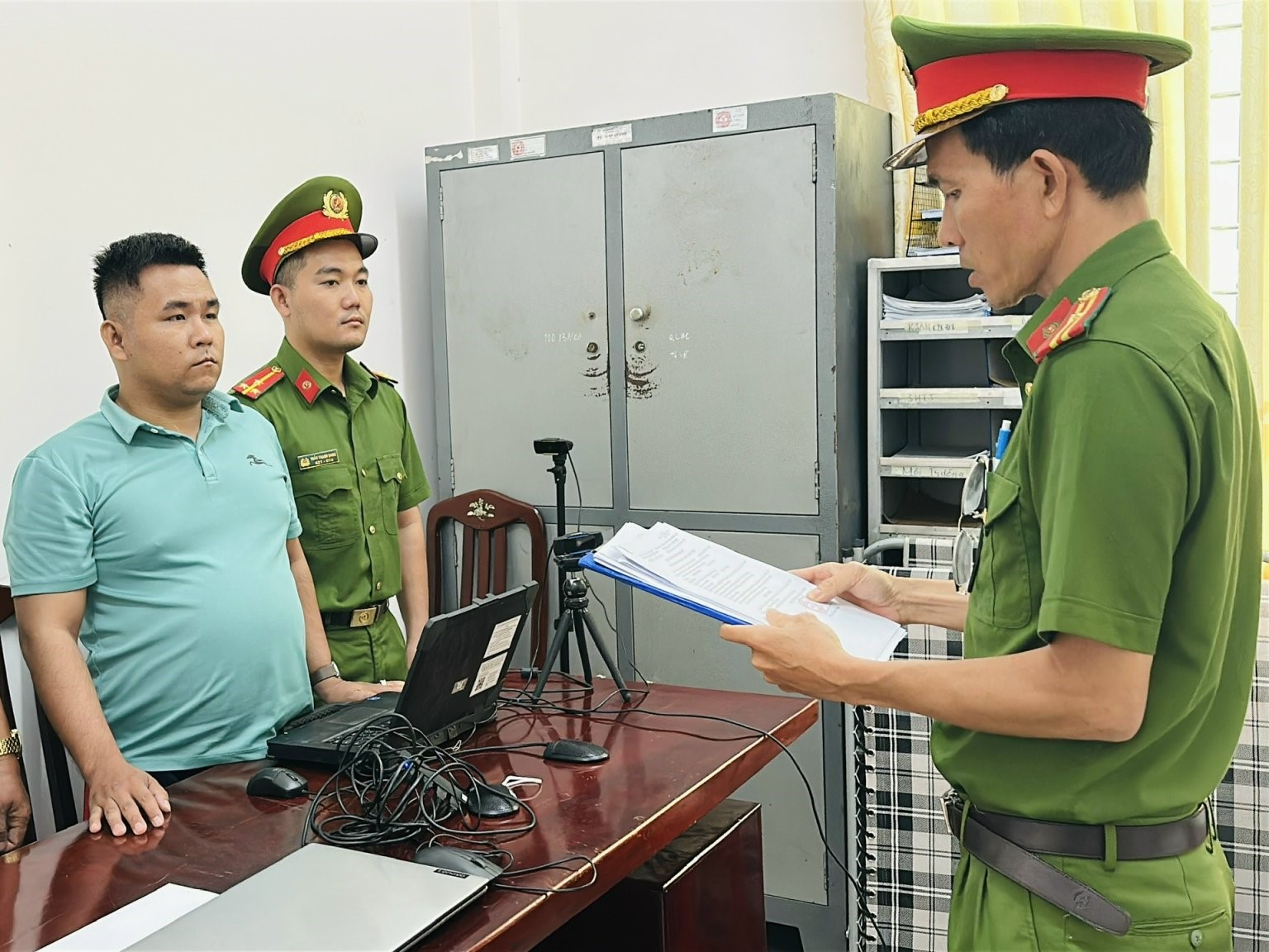 Khởi tố đối tượng đi xe ngược chiều, đánh người sau va chạm giao thông