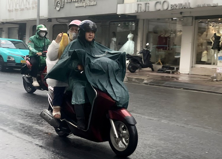 Mưa dông tiếp diễn ở Nam Bộ, biển động mạnh