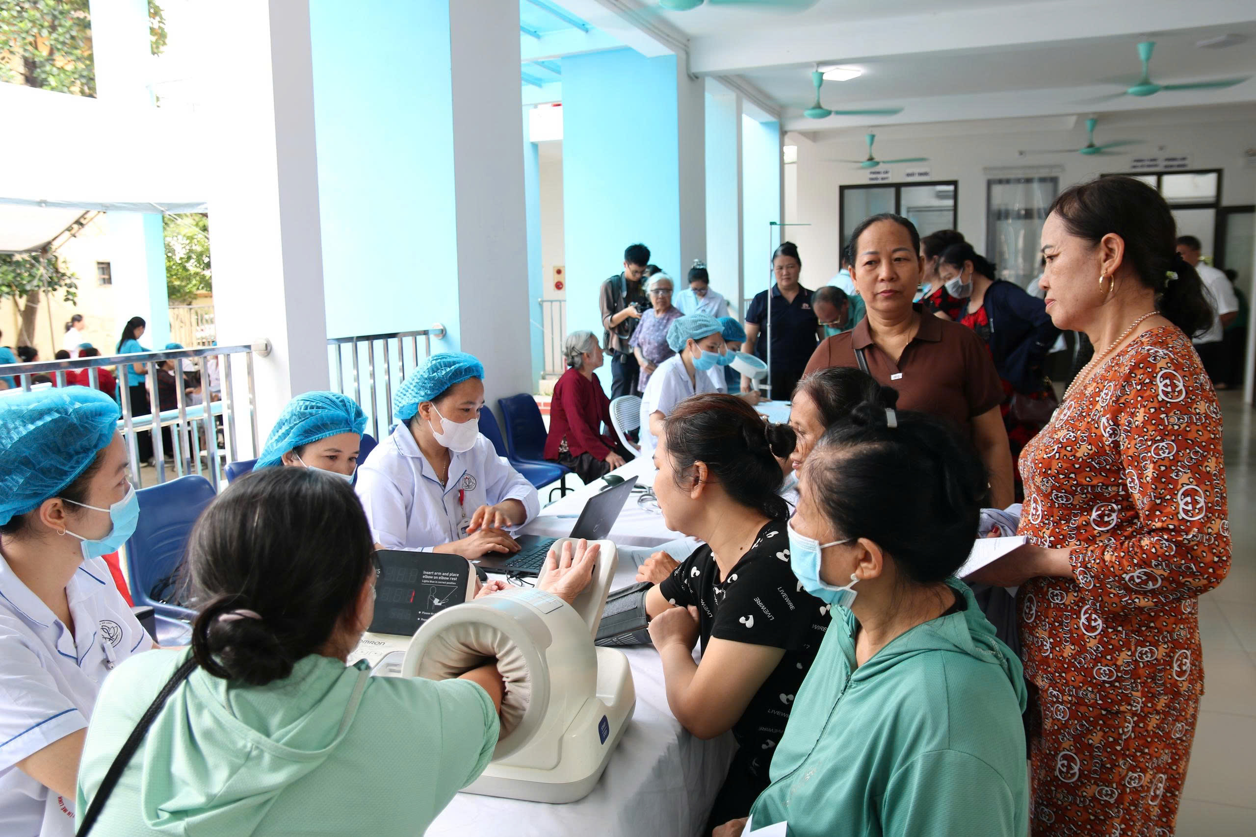 Lấy người dân làm trung tâm, chú trọng an sinh xã hội