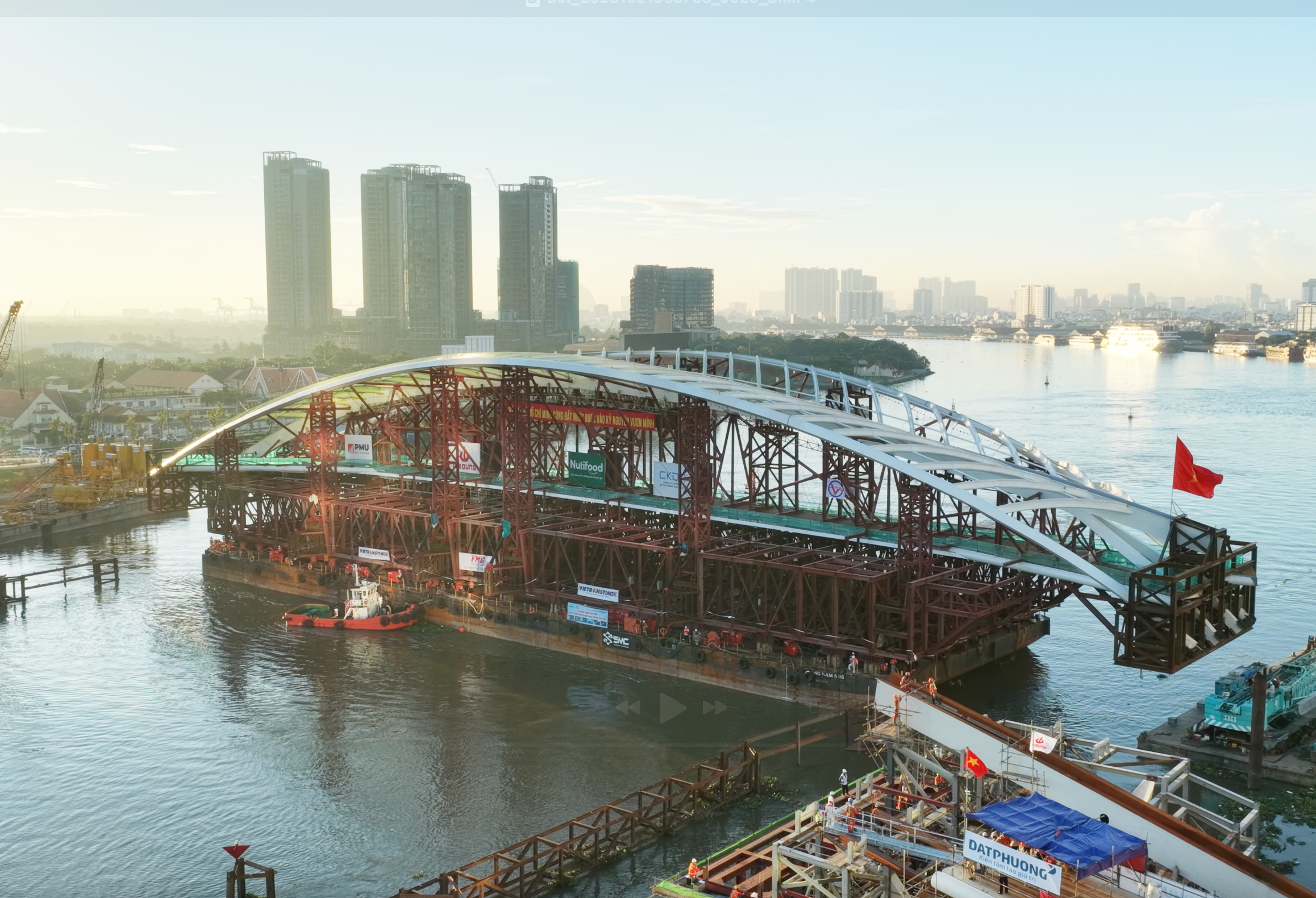 Hợp long cầu đi bộ qua sông Sài Gòn