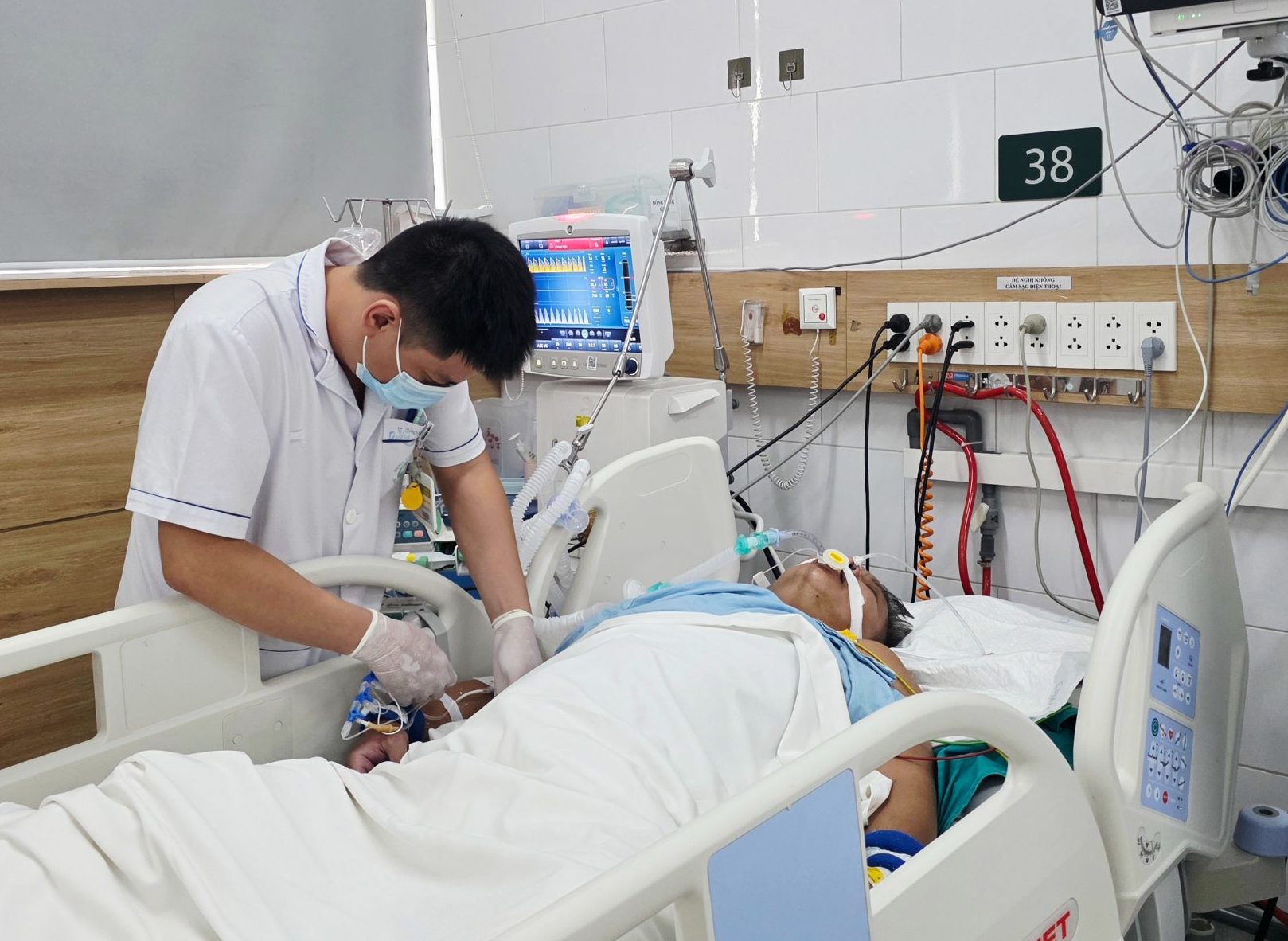 Tình trạng các nạn nhân bị ngộ độc khí clo được điều trị tại Bệnh viện Bạch Mai