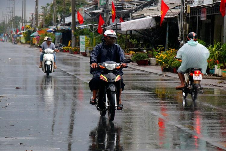 Bắc Biển Đông gió giật cấp 11, Nam Bộ mưa to
