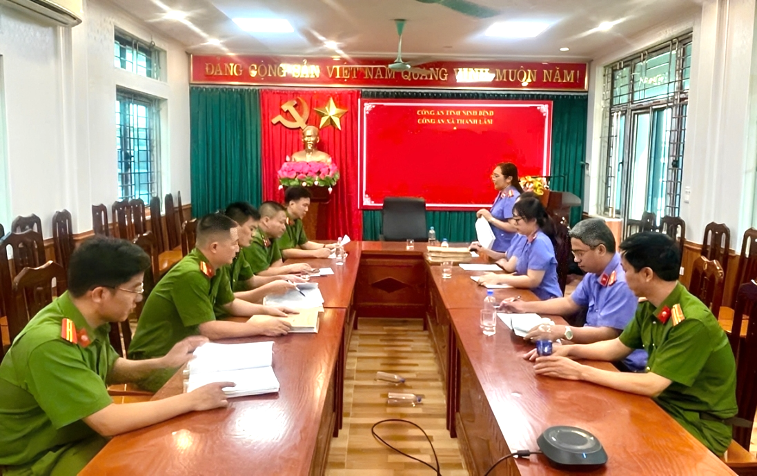VKSND khu vực 5, tỉnh Ninh Bình trực tiếp kiểm sát tại Công an cấp xã