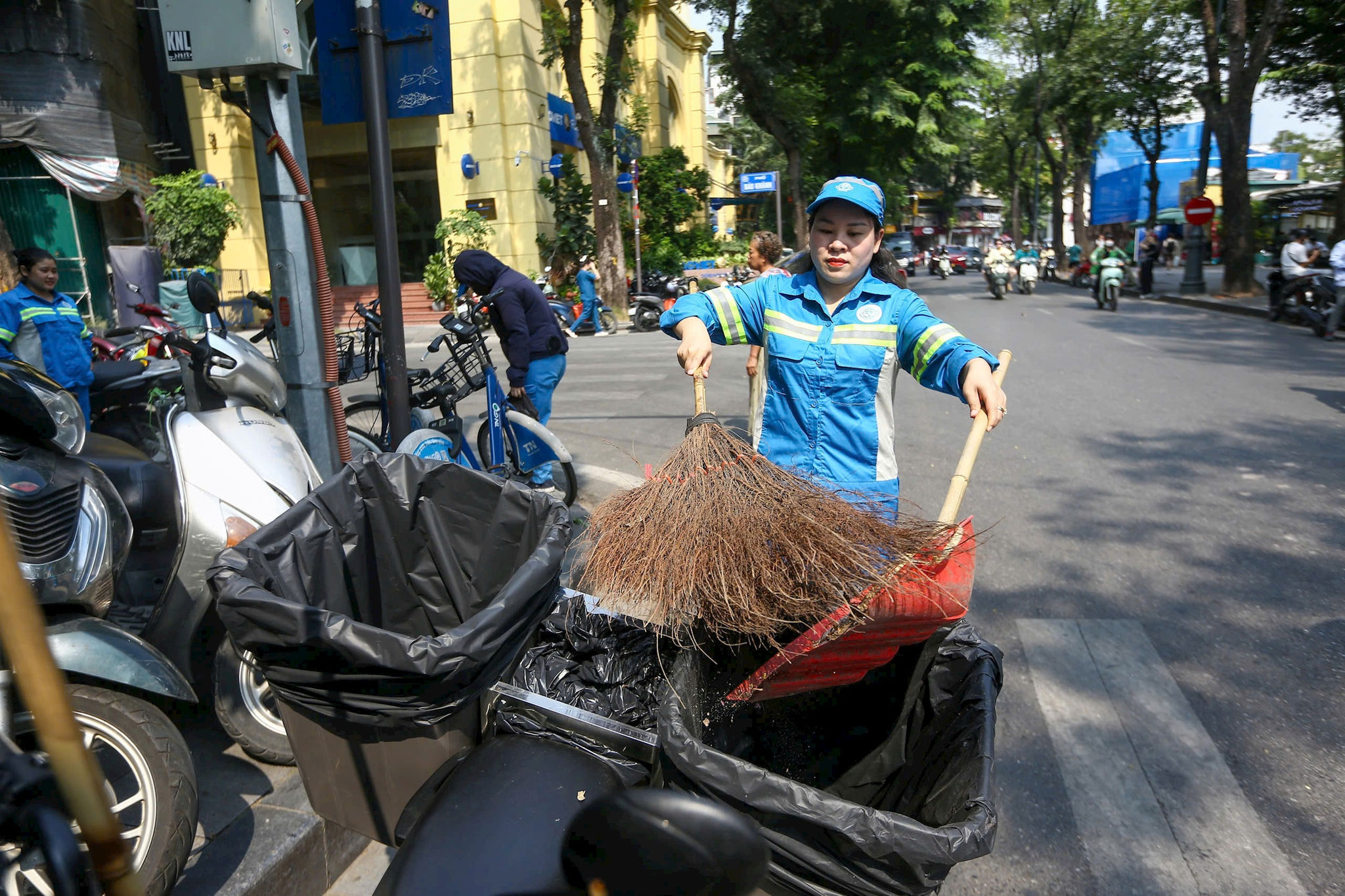 Chăm lo đời sống, sức khỏe cho những nữ công nhân ngày đêm làm đẹp Thủ đô
