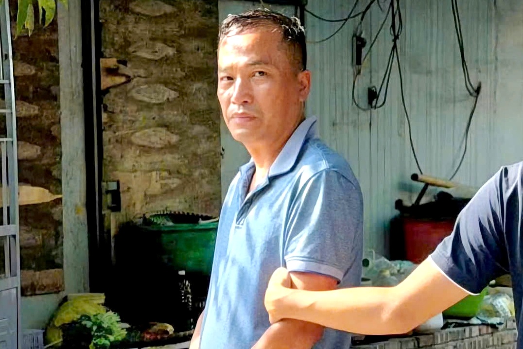 Tạm giữ đối tượng chặn ô tô, đập kính rồi dùng dao đâm chết người ở Hà Nội