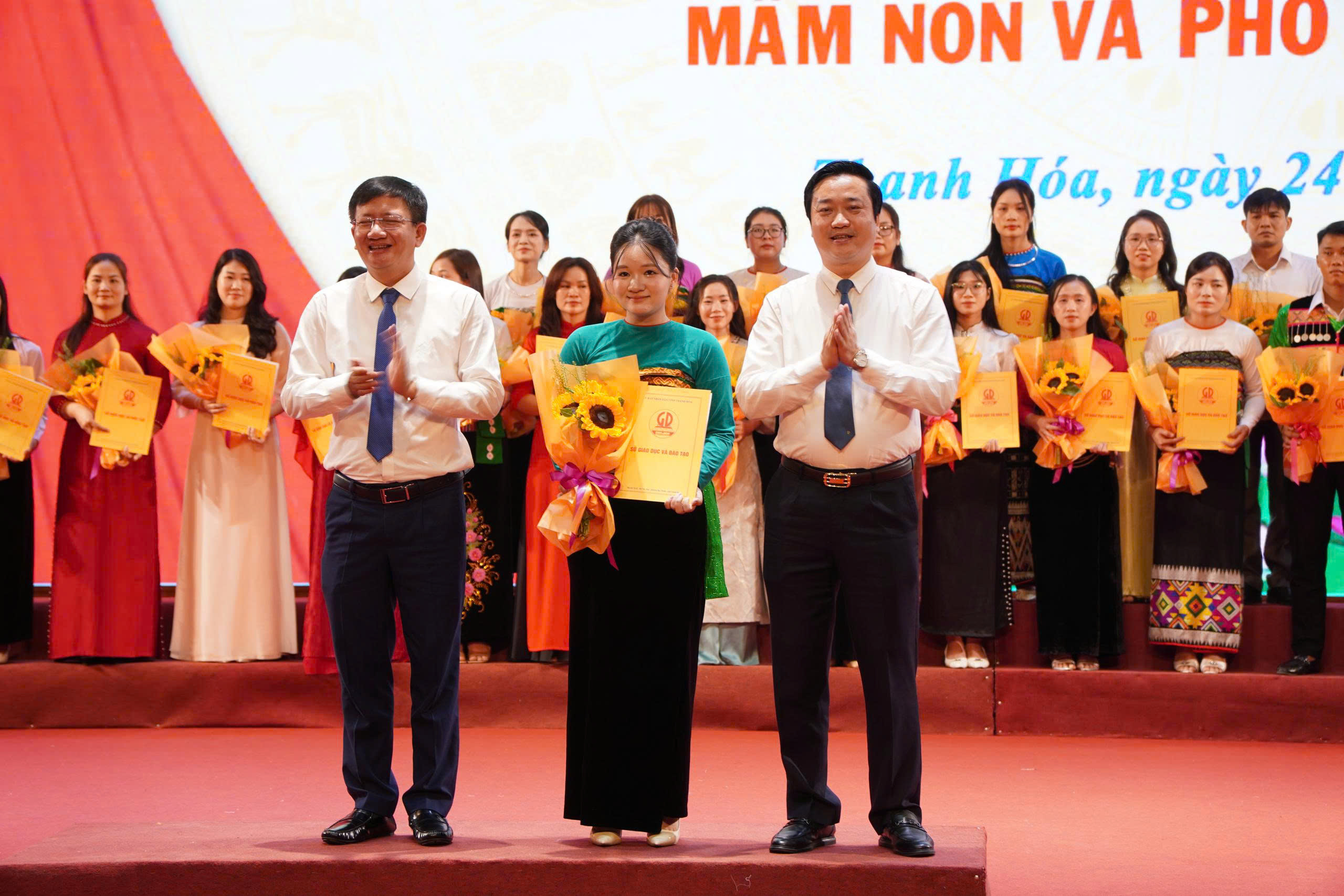 Thanh Hoá Hơn 730 thầy cô giáo xúc động nhận quyết định tuyển dụng