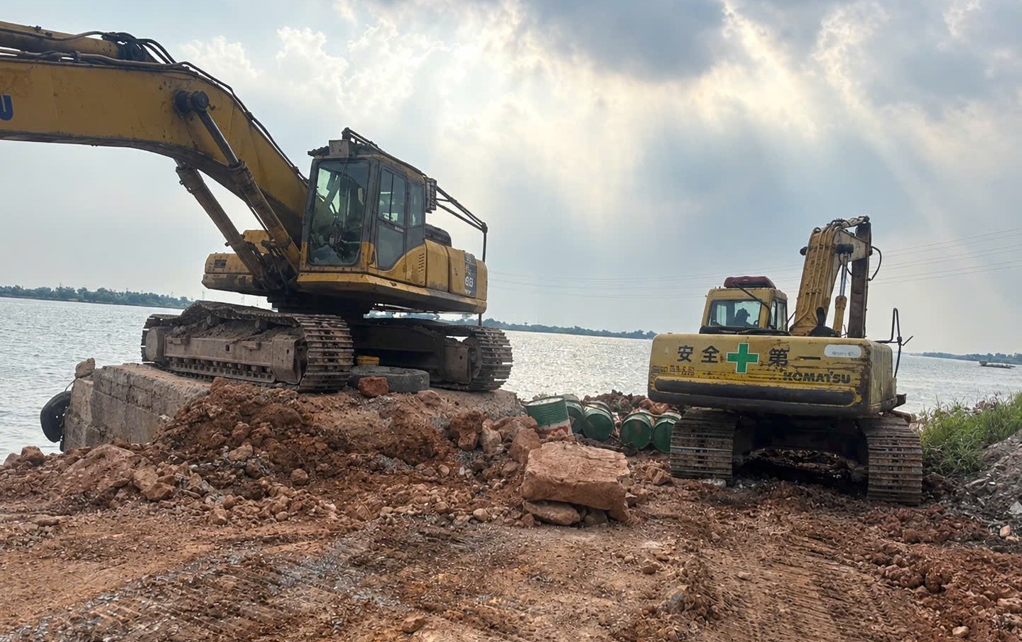 Viện kiểm sát phối hợp UBND xã xử lý vi phạm đê điều theo Nghị quyết 205
