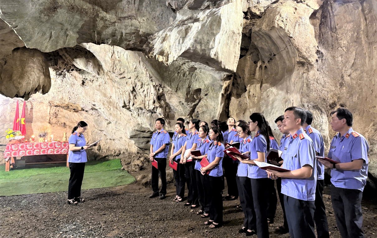 VKSND khu vực 8, tỉnh Nghệ An sinh hoạt chuyên đề về nguồn tại di tích Hang Rú Ấm