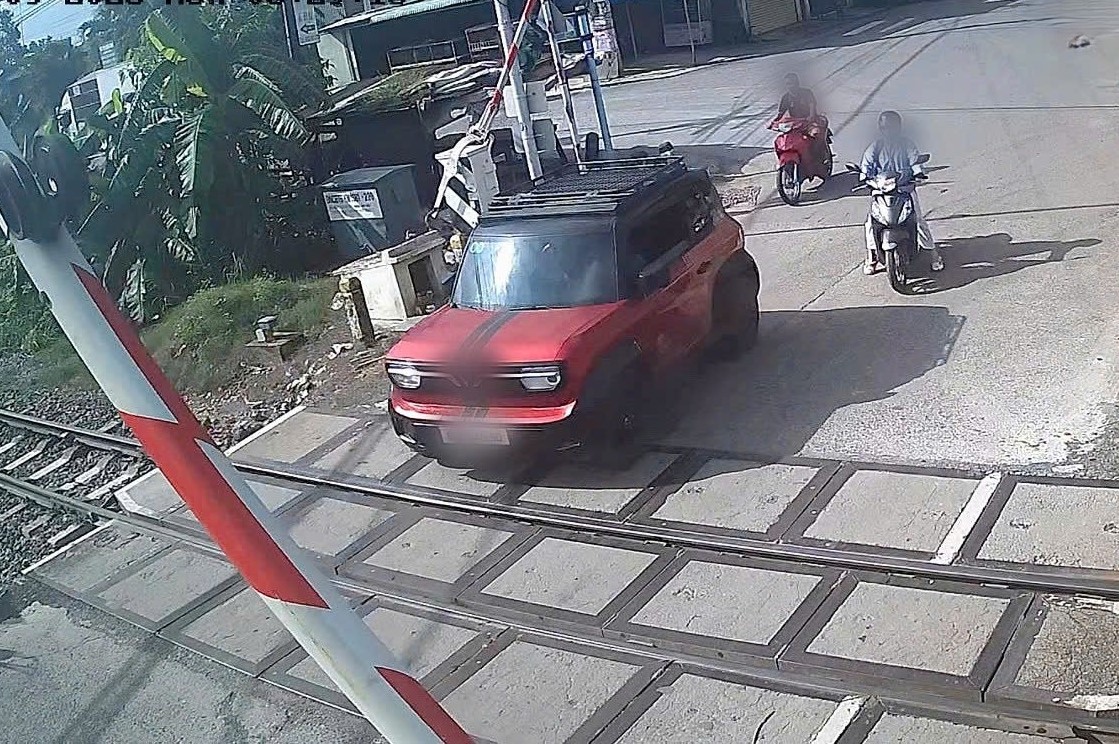 Xử phạt tài xế 19 triệu đồng vì không chấp hành tín hiệu đèn đỏ tại đường sắt xe lửa