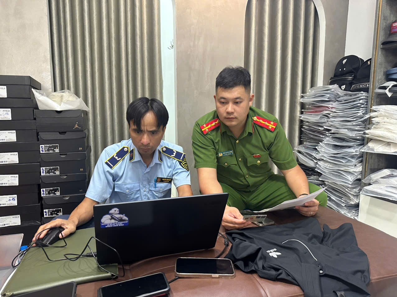 Xử phạt 6 triệu đồng chủ hộ kinh doanh buôn bán quần áo giả mạo nhãn hiệu
