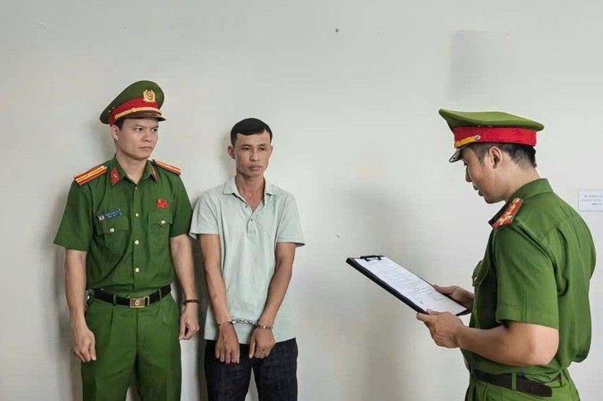 Bắt Phó Giám đốc dởm , dựng chuyện bị bệnh ung thư để lừa tiền bạn gái