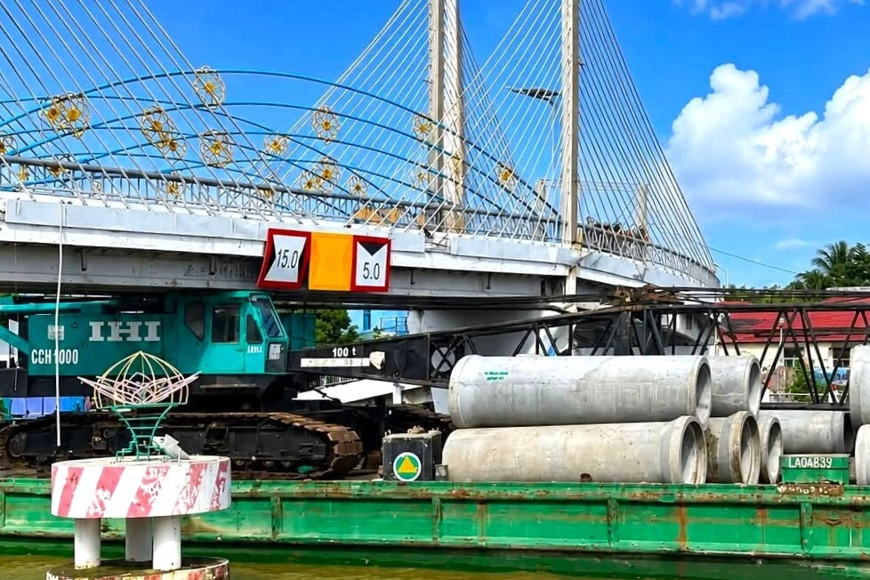 Sà lan va chạm làm lệch nhịp cầu Nông sản thực phẩm ở Cà Mau