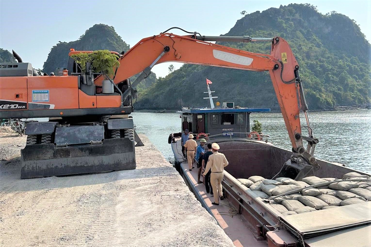 Xử phạt vi phạm tại các bến thủy với tổng số tiền gần 1 tỉ đồng