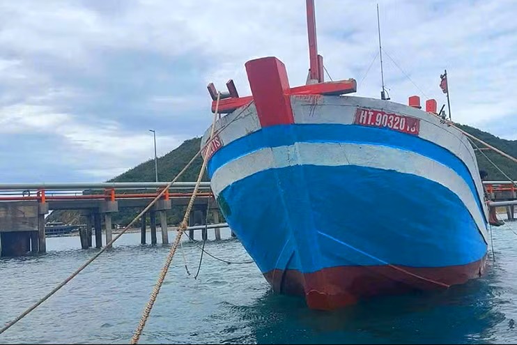 Kịp thời cứu 3 ngư dân Hà Tĩnh bị chìm tàu trên vùng biển Quảng Trị