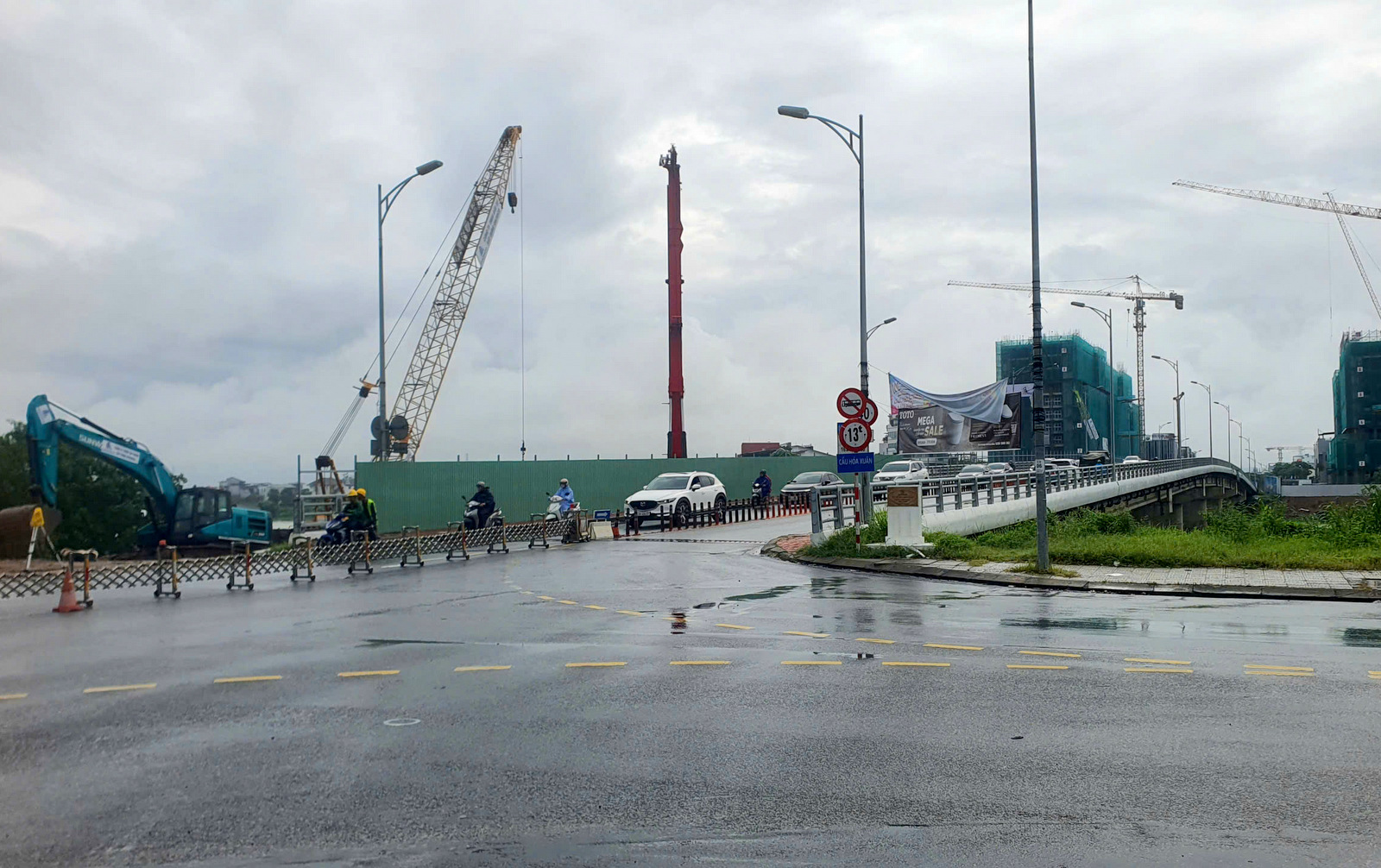 Đà Nẵng phân luồng, cấm xe khách từ 16 chỗ qua khu vực thi công nút giao cầu Hòa Xuân