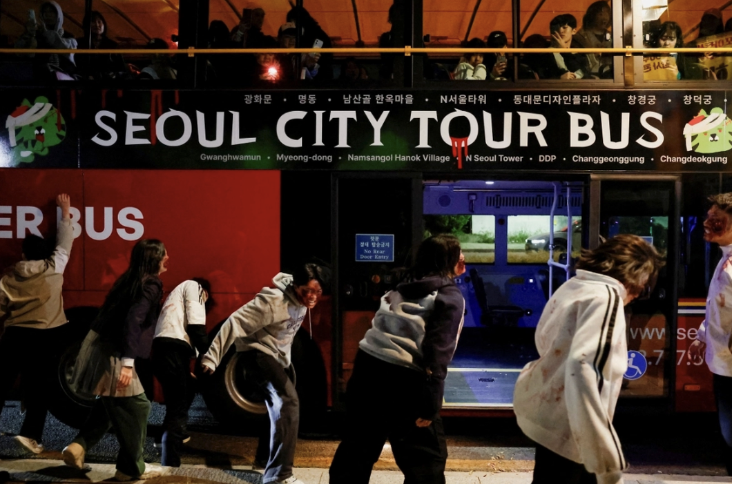 Seoul độc lạ với chuyến xe buýt theo chủ đề thây ma mùa Halloween