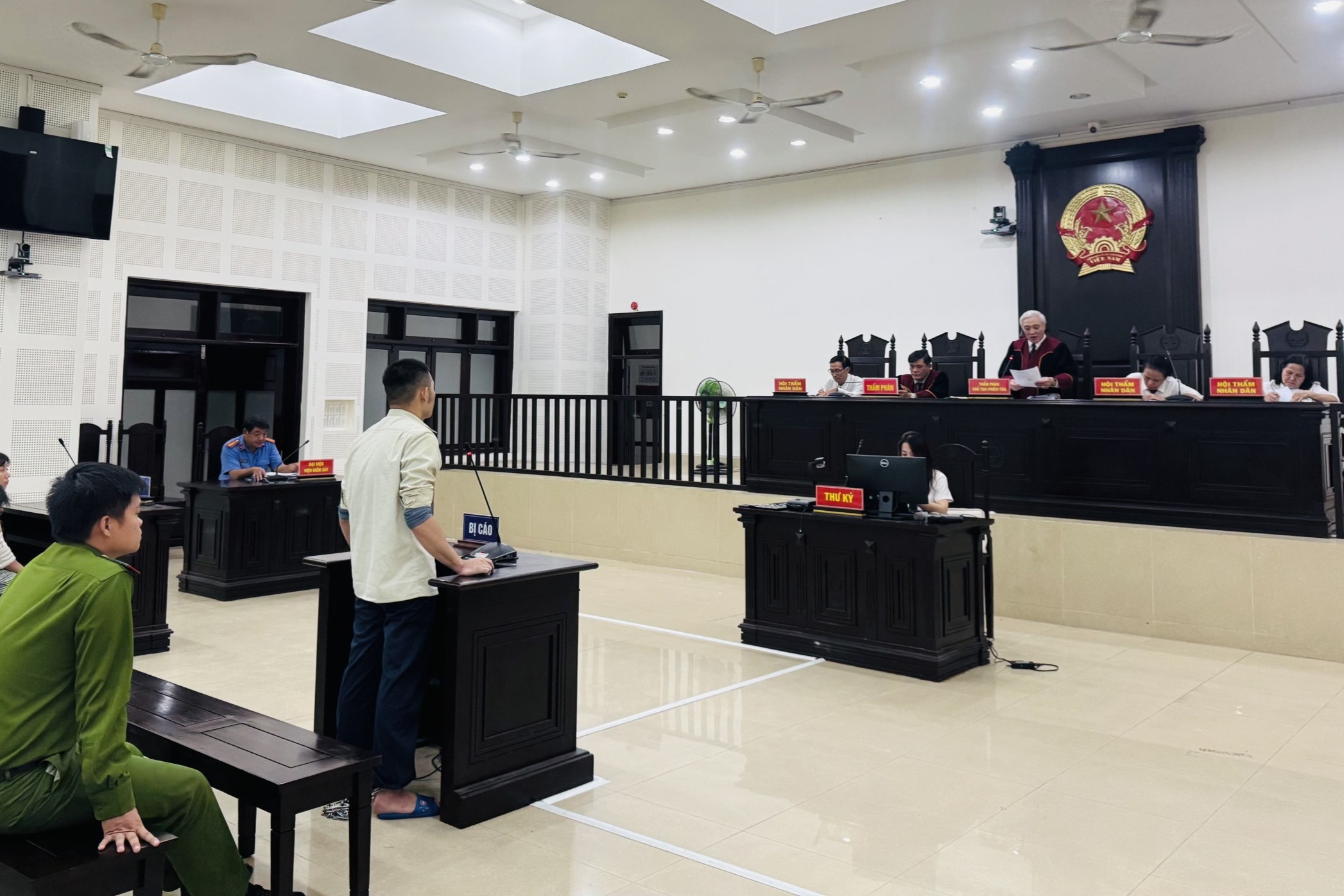 Chồng đâm vợ giữa đường phố Đà Nẵng rồi trộm xe tẩu thoát