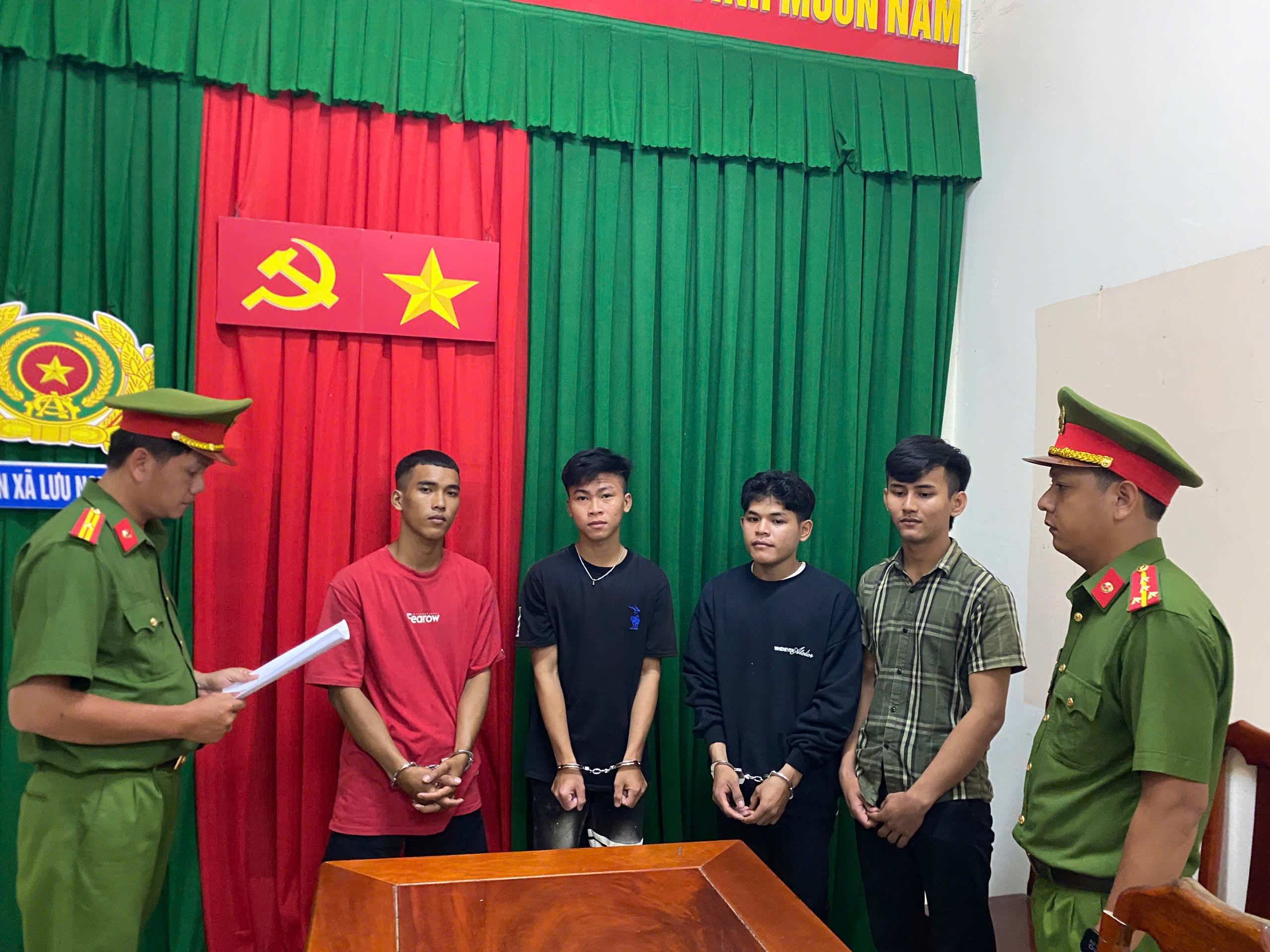 Khởi tố 4 đối tượng về tội “cố ý gây thương tích và sử dụng trái phép vũ khí quân dụng”