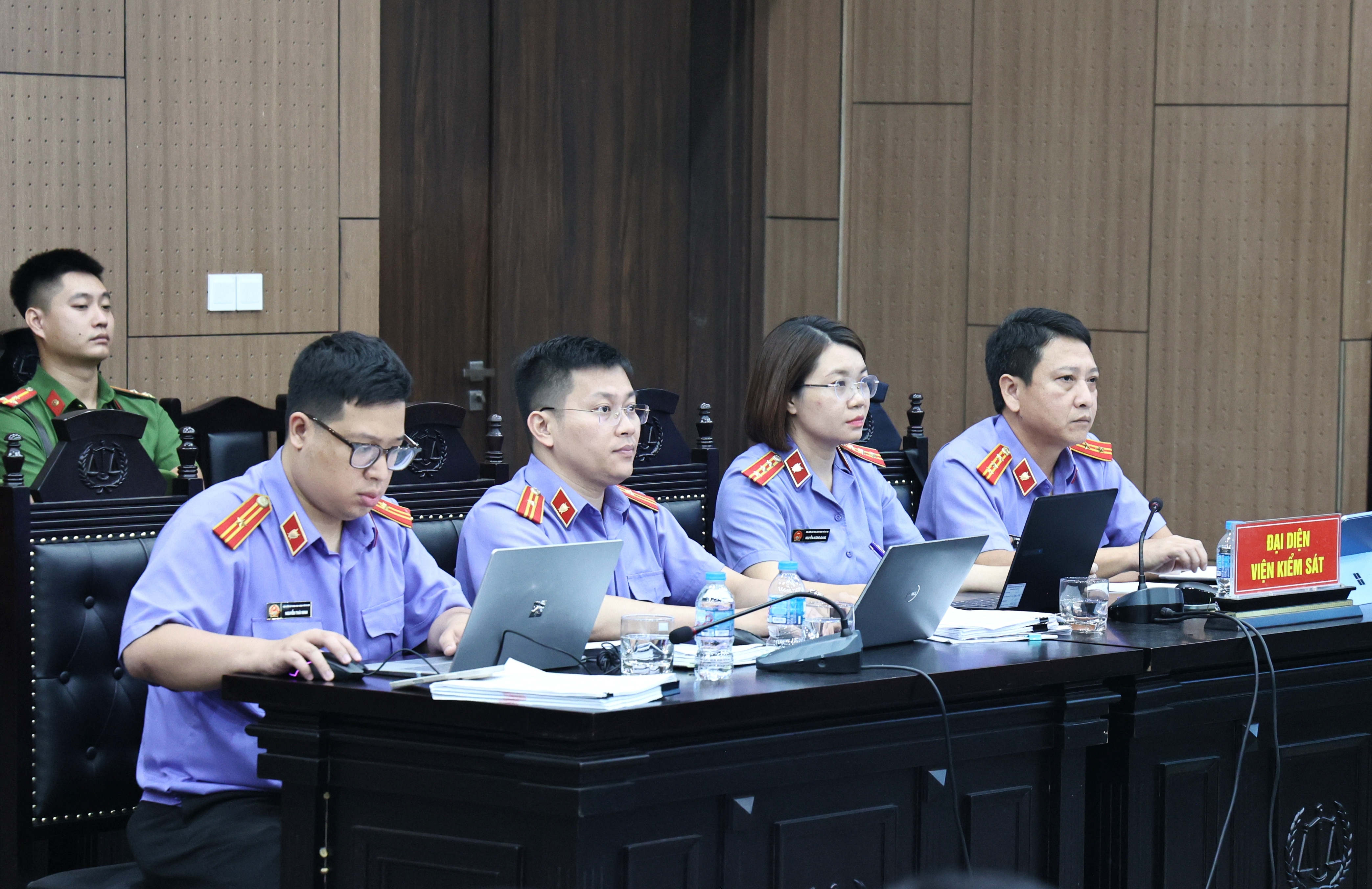 Kiểm sát viên xét hỏi Mr Pips về khoản tiền hơn 6,4 tỉ đồng trả cho “tổ tư vấn”