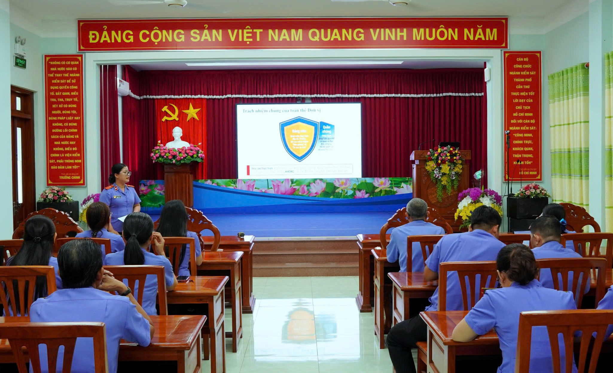 Văn phòng VKSND TP Cần Thơ gắn Giờ pháp luật với kỷ cương công vụ