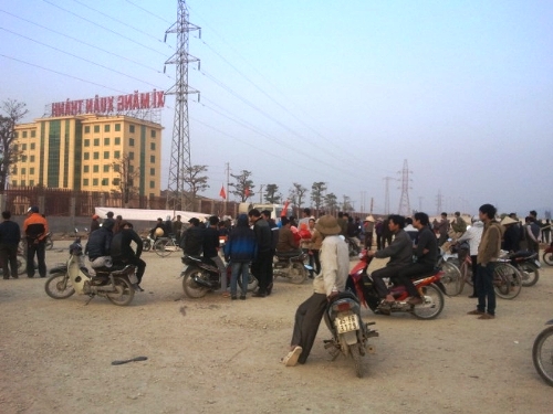 Hàng trăm người dân cạnh nhà máy xi măng Xuân Thành đã kéo đến bao vây nhà máy để phản đối ô nhiễm.