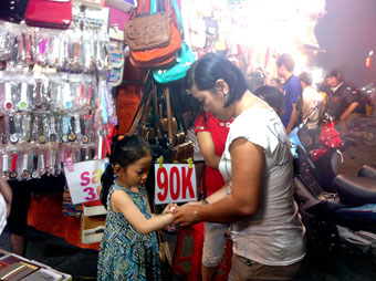 Sôi động sắm Tết ở chợ đêm