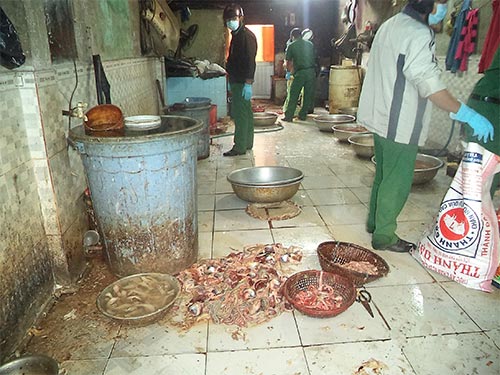 Mổ gia cầm lậu còn chống đối lực lượng chức năng