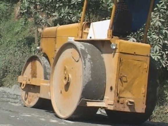 Cháu bé lớp 1 bị xe lu cán chết