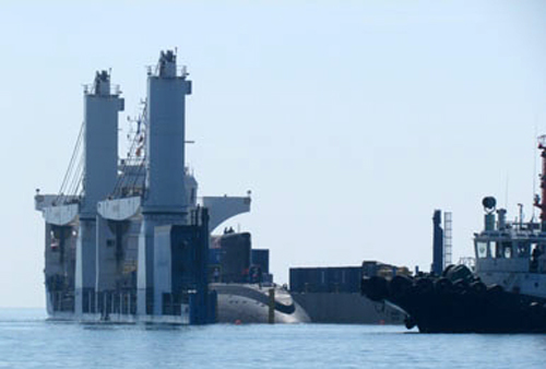 Rạng sáng nay (3/1), quá trình đưa tàu ngầm Hà Nội – HQ182 từ tàu Rolldock Sea xuống vịnh Cam Ranh đã được triển khai.