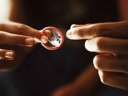 Teen vào siêu thị trộm 108 chiếc  bao cao su