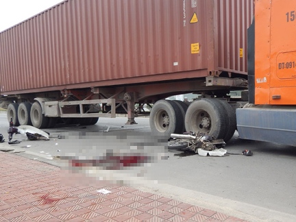 Xe container đè bẹp xe Dream