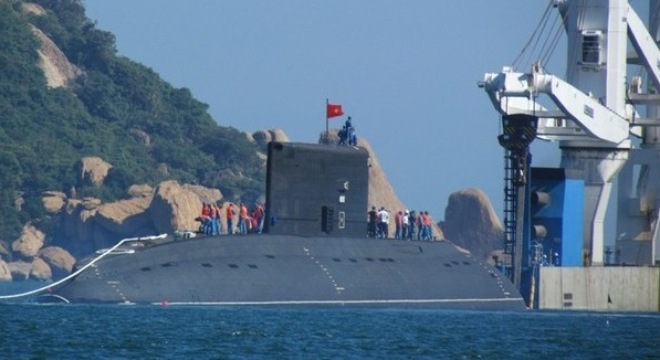 Tàu ngầm Kilo Hà Nội bơi trong lòng biển quê hương hôm 3/1, sau khi được chuyển ra khỏi tàu vận tải Rolldock Sea.