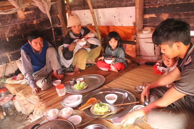 Bữa cơm của gia đình anh Năm chỉ có rau luộc
