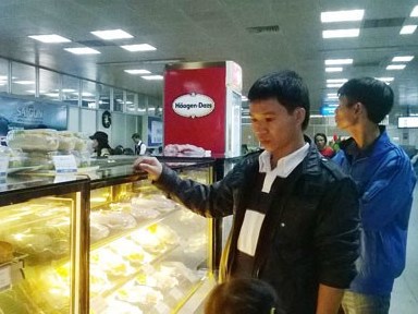 Nhịn ăn vì đồ ăn tại sân bay quá đắt