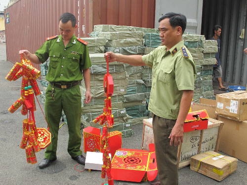 Bắt 10 container hàng Trung Quốc gian lận thương mại