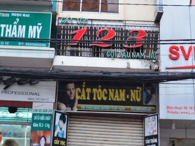 Động mại dâm ẩn mình trong tiệm hớt tóc nam - nữ