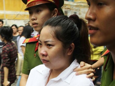 Bị phụ bạc, vợ vung dao chém chồng