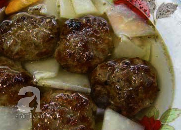 Đằng sau một quán bún chả đông khách ở Hà Nội