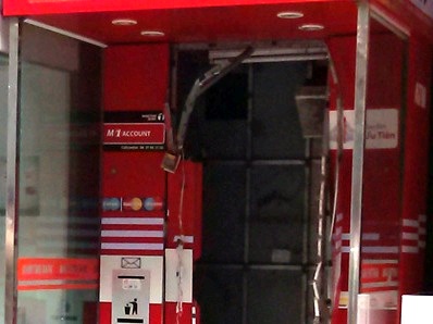 Hà Nội Táo tợn cậy tung cây ATM, lôi két sắt ra ngoài