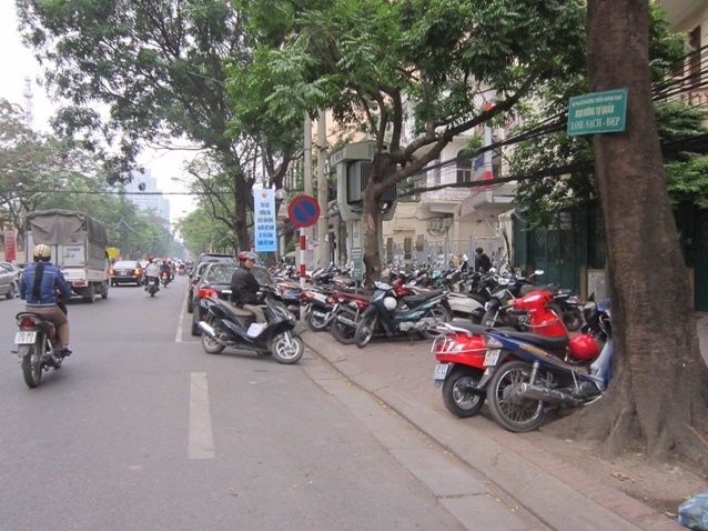 Phí giữ xe vượt rào … cao ngất