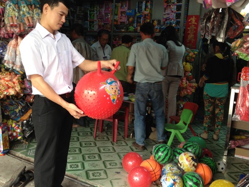 Bó tay với hàng Trung Quốc nhiễm độc