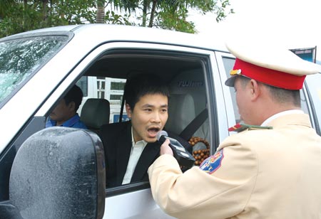 Với phương pháp kiểm tra nồng độ cồn kiểu mới, nhiều lái xe con ở Quảng Ninh đã bị xử phạt Ma men khó thoát