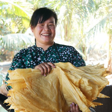 Tàu hủ ky Mỹ Hòa tìm lối vào siêu thị