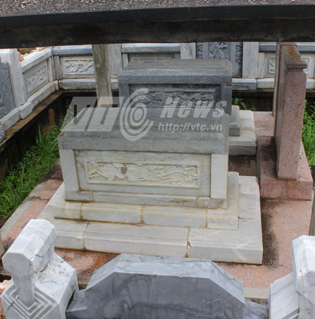 Hai phần mộ được làm bằng đá xanh nguyên khối, nằm ở trung tâm lăng mộ.