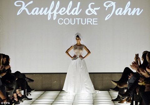 Cô dâu lộ nguyên ngực trần gây sốc