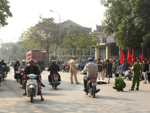 Xe tải kéo xe máy hơn 50m, một người chết thảm