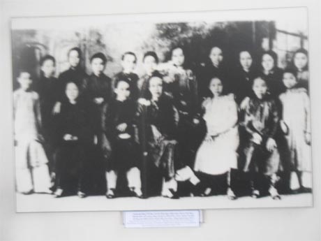 Gánh hát Đồng Nữ Ban Hăng say biểu diễn trước sự cản phá của quân thù