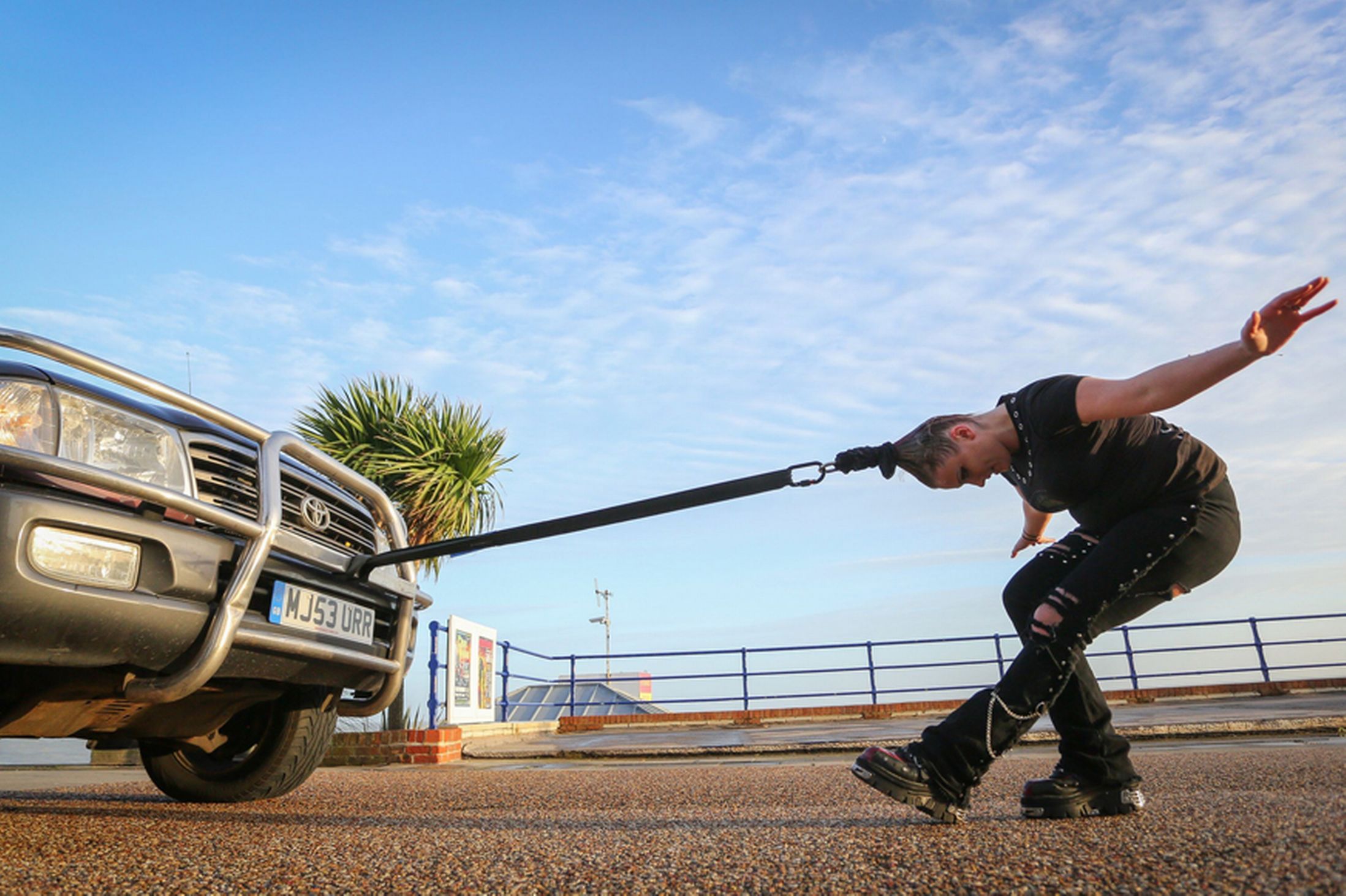 Cô gái dùng tóc kéo xe ôtô nặng 4 tấn