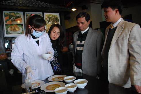 E dè bát đĩa bẩn, cẩn trọng nhãn tem rượu