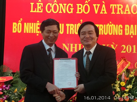 Giám đốc ĐH Quốc gia Hà Nội (bên phải) trao quyết định bổ nhiệm làm Hiệu trưởng đến PGS.TS Nguyễn Văn Nội.